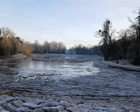 006 L’Etang Neuf vu de la digue. Il a été aménagé en 1690 par Philippe d’Orléans, frère de Louis XIV, pour l’alimentation en eau de son domaine de Saint-Cloud.