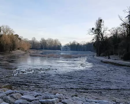 006 L’Etang Neuf vu de la digue. Il a été aménagé en 1690 par Philippe d’Orléans, frère de Louis XIV, pour l’alimentation en eau de son domaine de Saint-Cloud