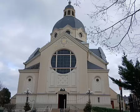 016 L’imposante église Sainte Jeanne d’Arc de Versailles édifiée de 1923 à 1926 (architecte A. Guilbert). Béton armé