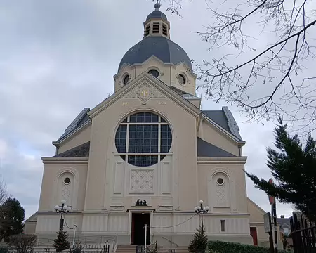 016 L’imposante église Sainte Jeanne d’Arc de Versailles édifiée de 1923 à 1926 (architecte A. Guilbert). Béton armé