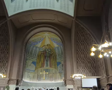 018 La voute du chœur est décorée d’une peinture représentant Jeanne d’Arc entourée de l’archange saint Michel, de sainte Catherine, et de sainte Marguerite