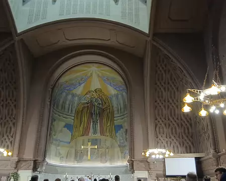 018 La voute du chœur est décorée d’une peinture représentant Jeanne d’Arc entourée de l’archange saint Michel, de sainte Catherine, et de sainte Marguerite