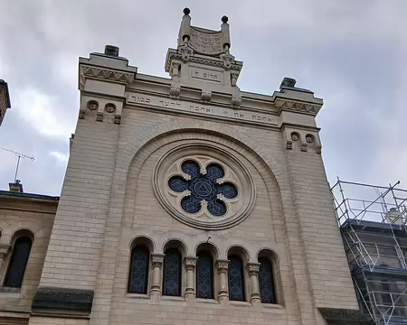 020 La synagogue de Versailles (1886), de style roman, est l’œuvre d’Alfred-Philibert Aldrophe, architecte de la famille Rothschild. Sur le fronton, un grand...