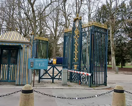 021 La grille de la Reine à l’entrée du Domaine national de Versailles