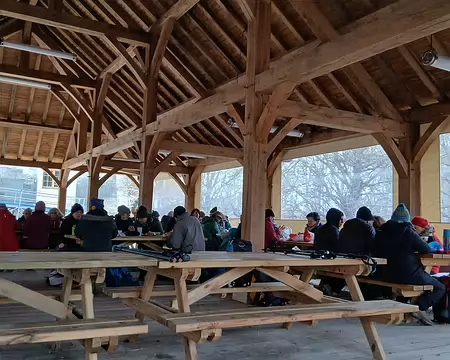 025 La halle couverte des Marmousets est le lieu idéal pour un pique-nique convivial et gourmand