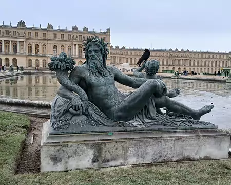 039 L’une des sculptures représentant les grands fleuves français (Parterre d’eau)