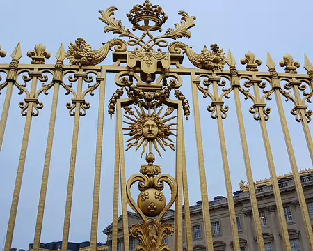 044 La grille royale (Jules Hardouin-Mansart, 1680) sépare la cour royale de la cour d’honneur. Détruite sous la Révolution, restituée en 2008