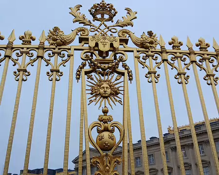 044 La grille royale (Jules Hardouin-Mansart, 1680) sépare la cour royale de la cour d’honneur. Détruite sous la Révolution, restituée en 2008