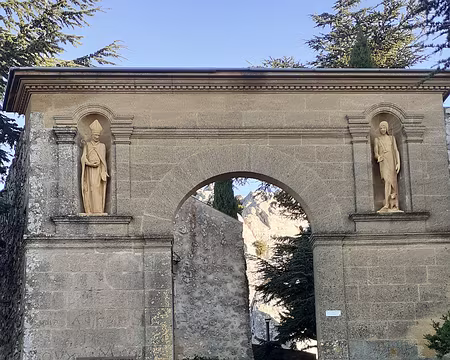 20260206_165214 Enfin nous atteignons l'entrée du prieuré