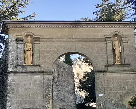 20260206_165214 Enfin nous atteignons l'entrée du prieuré