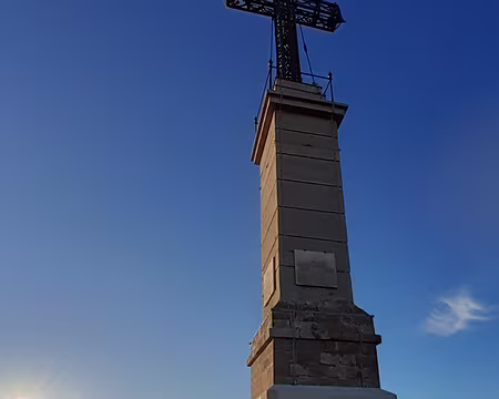 20260206_171851 La Croix de Provence au-dessus du prieuré de la Sainte-Victoire