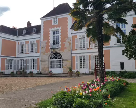 20260329_164525 L'hôtel de de ville de Lardy est un château