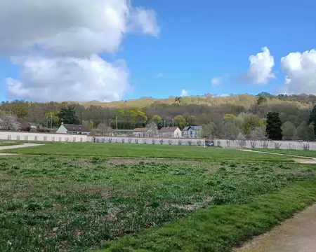 003 Le mur d’enceinte du domaine de Chamarande. Sur les hauteurs boisées, le Belvédère, lieu de rassemblement des différents groupes de randonneurs à l’heure du...