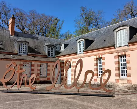 006 Dans la cour du château, centre artistique et culturel.
