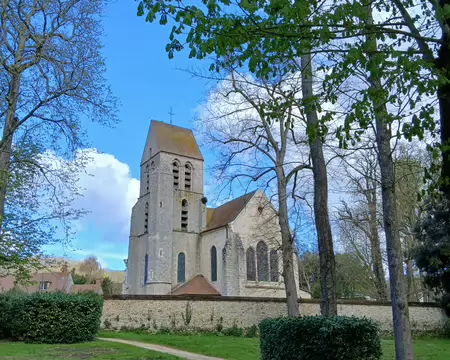011 L’église Saint-Quentin (XII-XIIIème siècle) vue du parc de Chamarande