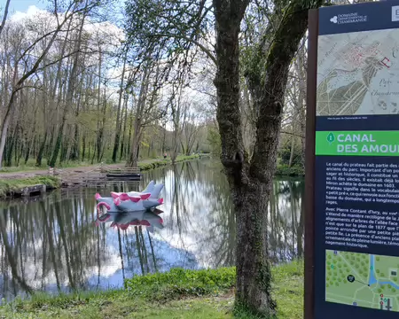 022 La Truie/Nénuphar, œuvre d’Anne Ferrer (2001), flotte sur le Canal des Amoureux. Hommage à la nature et à l’univers aquatique du domaine de Chamarande