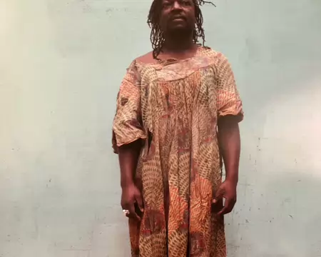 Photo intergénérationnelle (l'artiste, photographié par son fils dans la robe de sa mère).