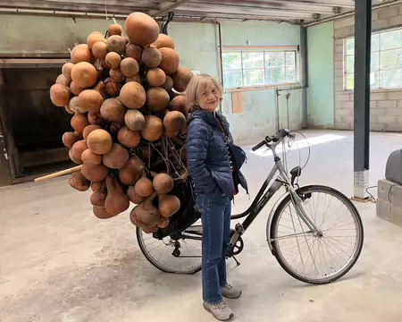 Sylvie de prépare à enfourcher son vélo, mais il y a du monde sur le porte-bagages...
