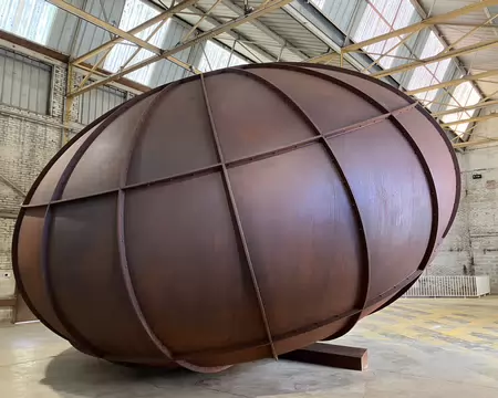 L'objet tient en équilibre grâce la barre horizontale, en bas.