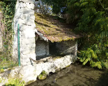 P1220715 J 1 - Lavoir au bord de la Velvette, Boigneville