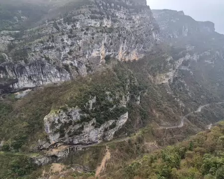 P1200295 Les gorges du Loup depuis une fenêtre dans un tunnel.