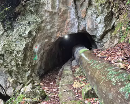 P1200298 Un autre tunnel avec le tuyau métallique mis dans les années 1950.