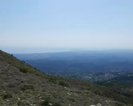 P1200324 En marche vers un horizon plus plat face au cap d'Antibes.