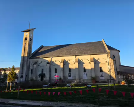 002 L'église Notre-Dame d'Alban ne paie pas de mine de l'extérieur, mais tout se passe à l'intérieur.