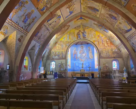 003 Une grande fresque représentant le Christ en majesté sert de toile de fond à un magnifique autel en bois doré, ciselé.