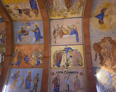 006 Belle voûte ornée de fresques de Nicolaï Greschny. Les enfants de chœur et beaucoup d'adultes ont beaucoup servi de modèles. Fresques terminées le 31 mai 1967...