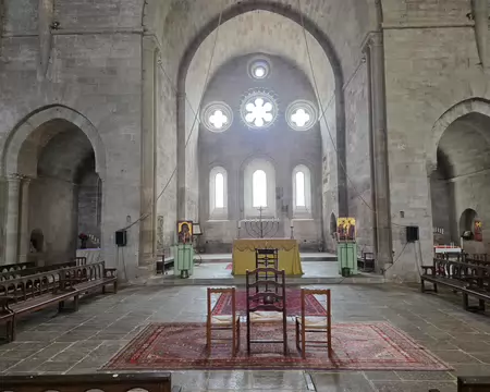 010 Le sanctuaire ainsi percé de sept baies évoque aussi bien l'universalité, la complétude et la transcendance qu'accorde l'imaginaire médiéval chrétien à ce...