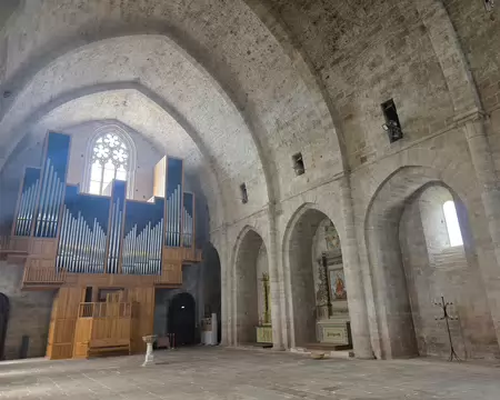 011 La nef. Un vaisseau unique de 30 mètres de long pour 18 mètres de hauteur.