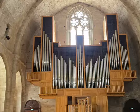 012 Le grand orgue a été dessiné et réalisé par le facteur d'orgues Daniel Birouste en 1997. Il a fallu 30.000 heures de travail pour réaliser les 4600 tuyaux...