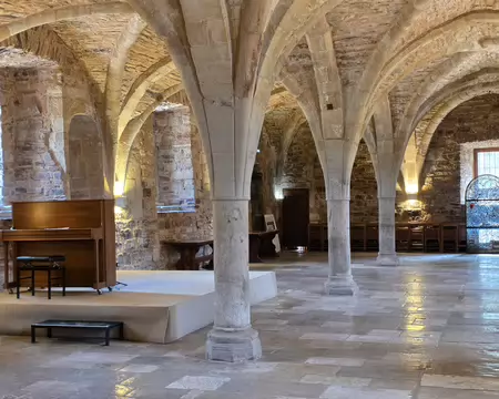 014 Le Scriptorium était la seule pièce chauffée et constamment éclairée de l'abbaye donnant à l'est et à l'ouest, ce qui permettait aux moines copistes de...