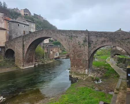017 Le Pont Vieux : ce pont du XIe siècle est l'un des symboles du village de Camares. Il enjambe le Dourdou.