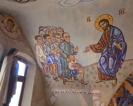 031 25 fresques d'influences byzantines recouvrent la totalité de l'édifice.