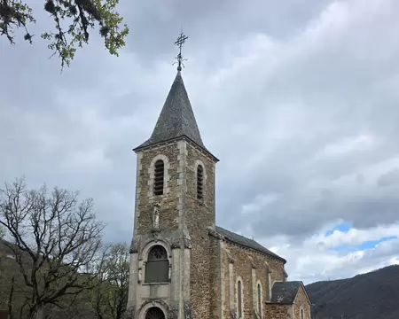 036 Site grandiose, la chapelle Notre-Dame du Désert est située sur un éperon rocheux offrant une vue sur les Raspes du Tarn.