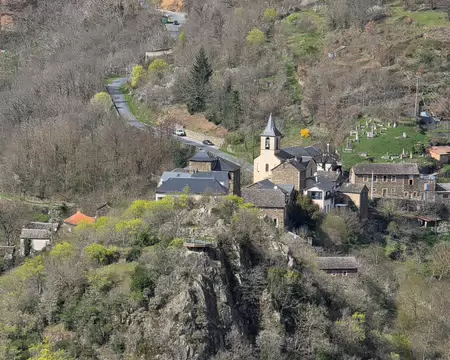 037 Zoom sur le belvédère d'Ayssènes depuis la chapelle Notre-Dame du Désert.