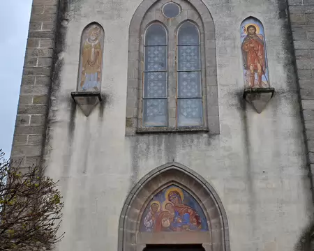 040 Façade de l'église de Melvieu embellie par des fresques de Greschny.