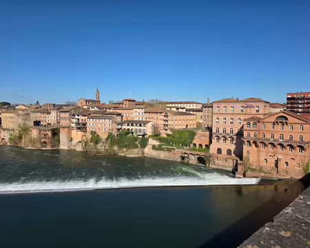 043 Albi : la rive opposée à la Cathédrale avec les anciens moulins.