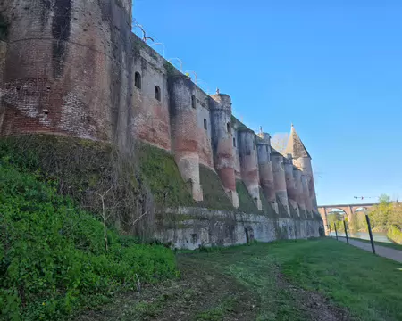 046 Ancien chemin de ronde dominant le Tarn.