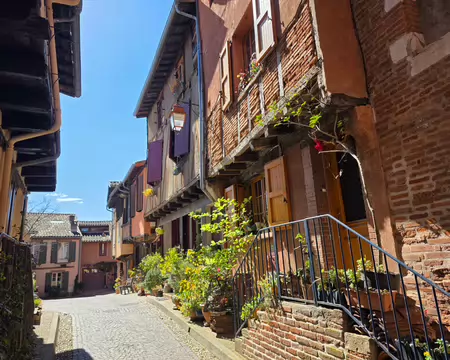 053 La place Savène. Reflet typique de vieil Albi.