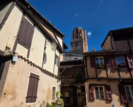 054 A 100 mètres de la cathédrale, la place Savène respire la tranquillité.