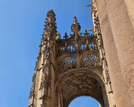 055 Porche en Baldaquin de la cathédrale d'Albi réalisé en pierres blanches. Porche grandiose signalant l'entrée méridionale de la cathédrale.