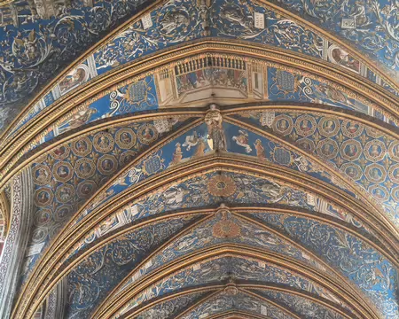 056 La cathédrale Sainte-Cécile a des dimensions de 113m de long pour 35m de large et 30m sous la voûte.