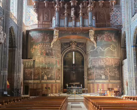 058 L'orgue est placé au sommet de la fresque du jugement dernier. Il se laisse contempler dans l'environnement luxuriant des 18500 m2 de fresques.