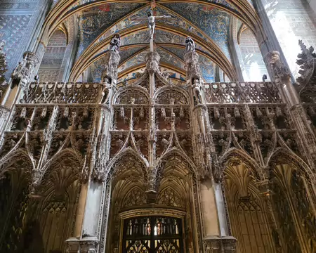 059 Un jubé de pierre finement sculptée ceint le chœur. Il a été construit vers 1500 en style gothique flamboyant.