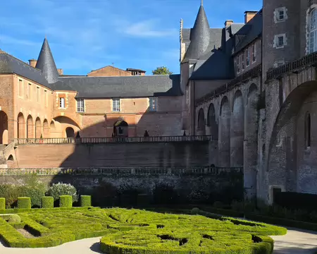 067 Magnifiques jardins à la Française installés au XVIIe siècle par l'évêque d'Albi, Hyacinthe Serroni.