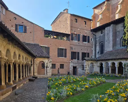 069 Le jardin du cloître Saint-Salvi est un véritable havre de paix au cœur de la vieile ville. Cet îlot de verdure protégé a été construit en 1270 par Vidal de...