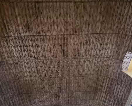 080 Plafond en lambris de bois.